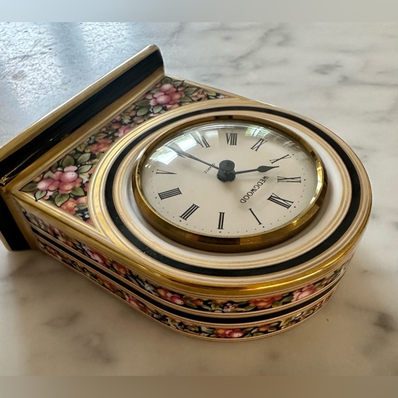 VINTAGE WEDGWOOD Bone China Floral & Gold Clock - Quartz Movement - Picture 7 of 15